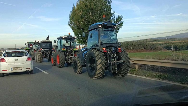 Αγρότες έκλεισαν την Εθνική Οδό στο Κάστρο Βοιωτίας