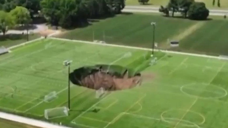Γιγαντιαία τρύπα άνοιξε στη μέση ποδοσφαιρικού γηπέδου στο Ιλινόις – «Σαν να έσκασε βόμβα»