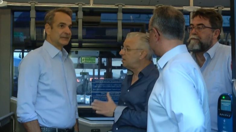 Αιφνιδιαστική επίσκεψη Μητσοτάκη στο αμαξοστάσιο της ΟΣΥ: Ως το τέλος του 2025 θα κυκλοφορούν 900 νέα λεωφορεία