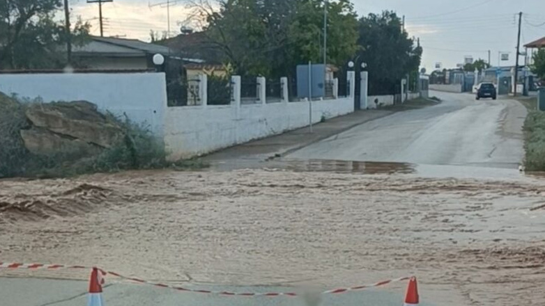 Χαλκιδική: Έκλεισε τμήμα της επαρχιακής οδού Νέων Μουδανιών – Καλλικράτειας λόγω υπερχείλισης χειμάρρου