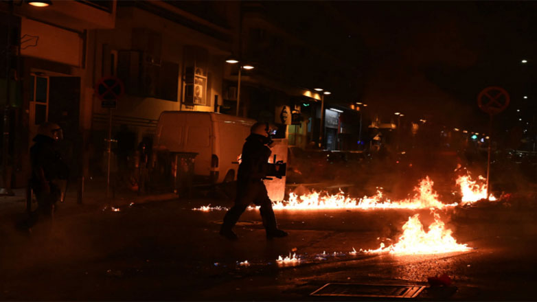 Πέτρες και μολότοφ έξω από το ΑΠΘ – Έξι προσαγωγές