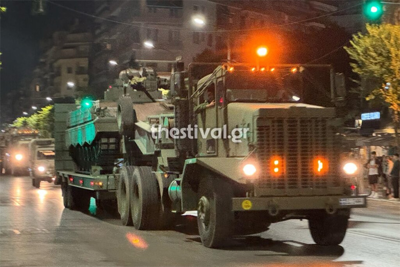 Πέρασαν από το κέντρο της Θεσσαλονίκης τα άρματα για τη στρατιωτική παρέλαση της 28ης Οκτωβρίου