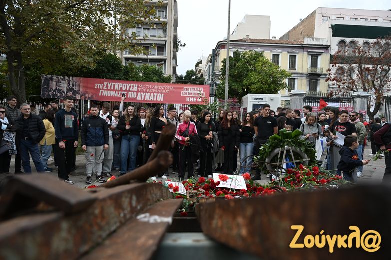 Πλήθος κόσμου στο Πολυτεχνείο για τον εορτασμό της επετείου