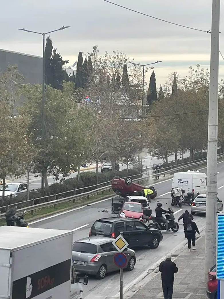 Αναποδογύρισε όχημα στη Μεσογείων σε καραμπόλα τεσσάρων αυτοκινήτων