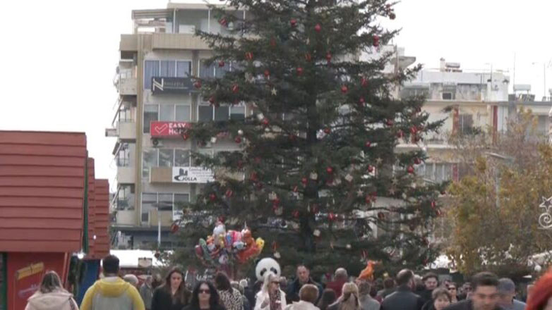 Γιορτινή ατμόσφαιρα με αυξημένη κίνηση σε εμπορικά καταστήματα και εστίαση