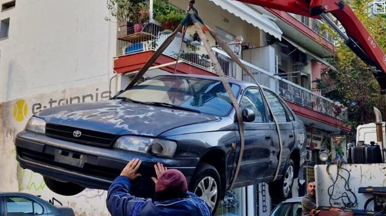 Εγκαταλελειμμένα Ι.Χ. και δίκυκλα μαζεύτηκαν από τους δρόμους της Θεσσαλονίκης