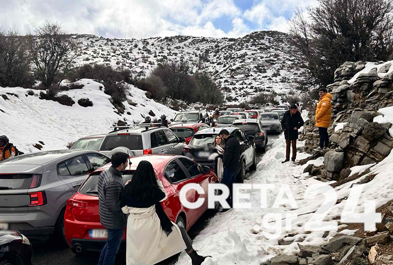 Απίστευτο μποτιλιάρισμα στον χιονισμένο Ψηλορείτη