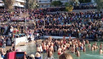 Χιλιάδες πιστών στην Πειραϊκή για τα Θεοφάνια