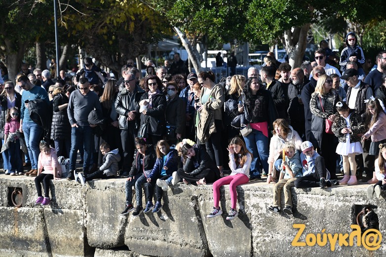 Έπιασαν τον σταυρό και στην παραλία της Βάρκιζας