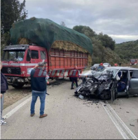 Σφοδρή σύγκρουση φορτηγού με ΙΧ στην Τριταία Αχαϊας