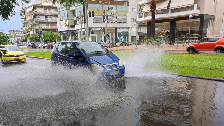 Προβλήματα στη λεωφόρο Ποσειδώνος λόγω συσσώρευσης υδάτων