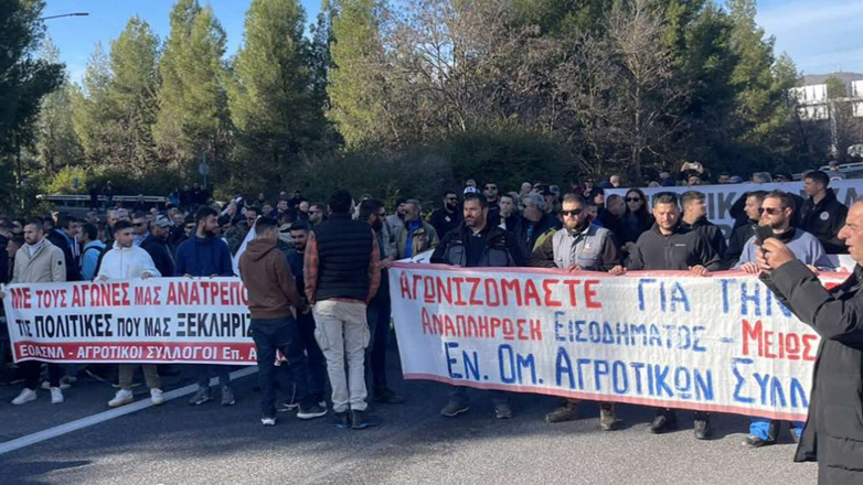 Παραμένουν στο κόμβο της Γυρτώνης οι αγρότες με τα αγροτικά τους μηχανήματα