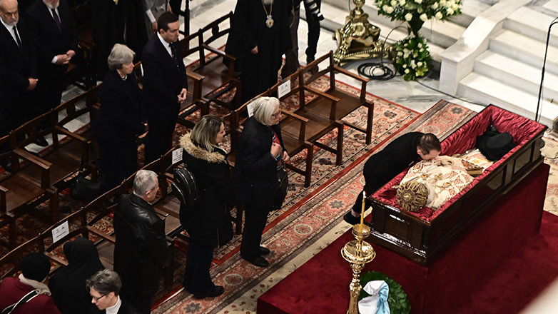 Τρισάγιο και Λαϊκό προσκύνημα για τον Αναστάσιο στη Μητρόπολη Αθηνών