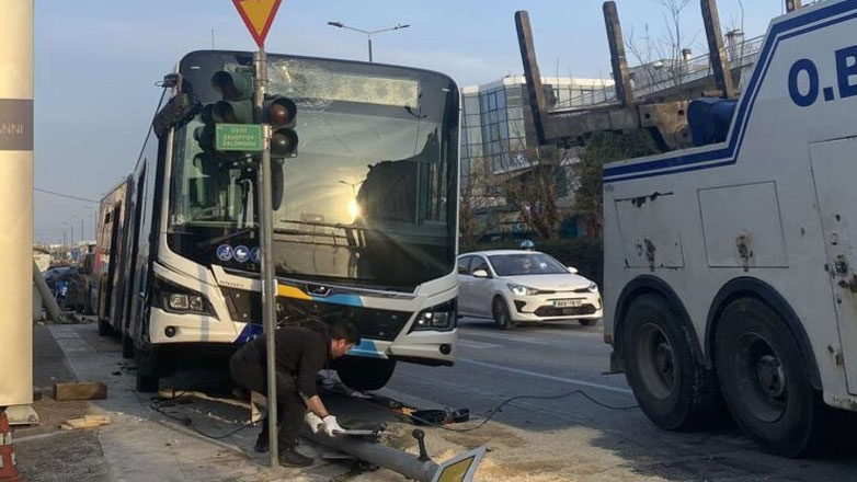 Λεωφορείο προσέκρουσε σε φανάρι στη Λ. Μεσογείων