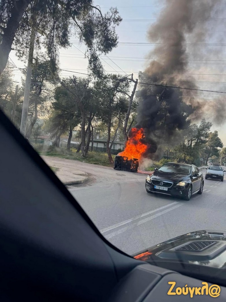 Όχημα τυλίχθηκε στις φλόγες στη λεωφόρο Διονύσου