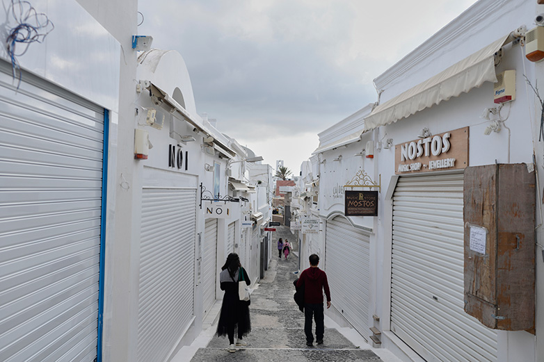 Η Σαντορίνη αδειάζει και ορισμένοι το θεωρούν «χρυσή» ευκαιρία