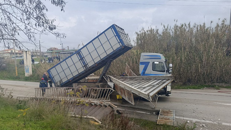 Αγρίνιο: Φορτηγό με ανεβασμένη την καρότσα γκρέμισε πεζογέφυρα στην Εθνική Οδό