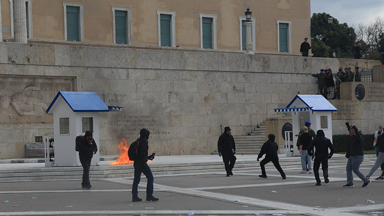 Εντός του Μεγάρου της Βουλής οι εύζωνοι του Άγνωστου Στρατιώτη