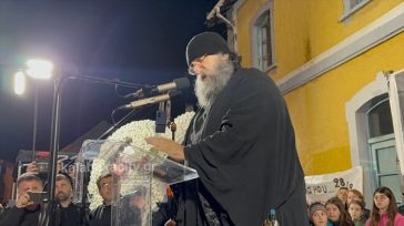 Καθηλωτική ομιλία του π. Ευάγγελου Παπανικολάου για τα θύματα των Τεμπών