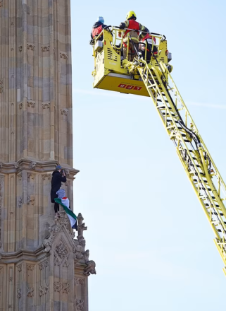 Big Ben: Παραμένει σκαρφαλωμένος ο άνδρας με την παλαιστινιακή σημαία