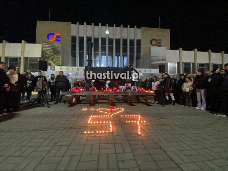 Θεσσαλονίκη: Με συγκίνηση και δάκρυα τίμησαν τους νεκρούς της τραγωδίας των Τεμπών