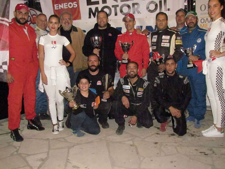 Οι νικητές του αγώνα στην Κύπρο. Στο κέντρο με το μαύρο μπουφάν ο Κώστας Πατσουρέας αγκαλιά με τον διοργανωτή Στέλιο Κυθρεώτη (με την κόκκινη φόρμα) 