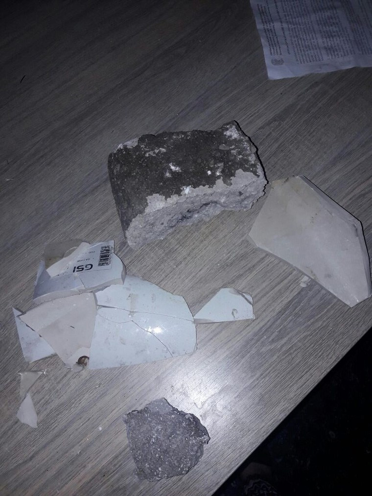 Πέτρες από την επίθεση στο σπίτι του Αμίρ 