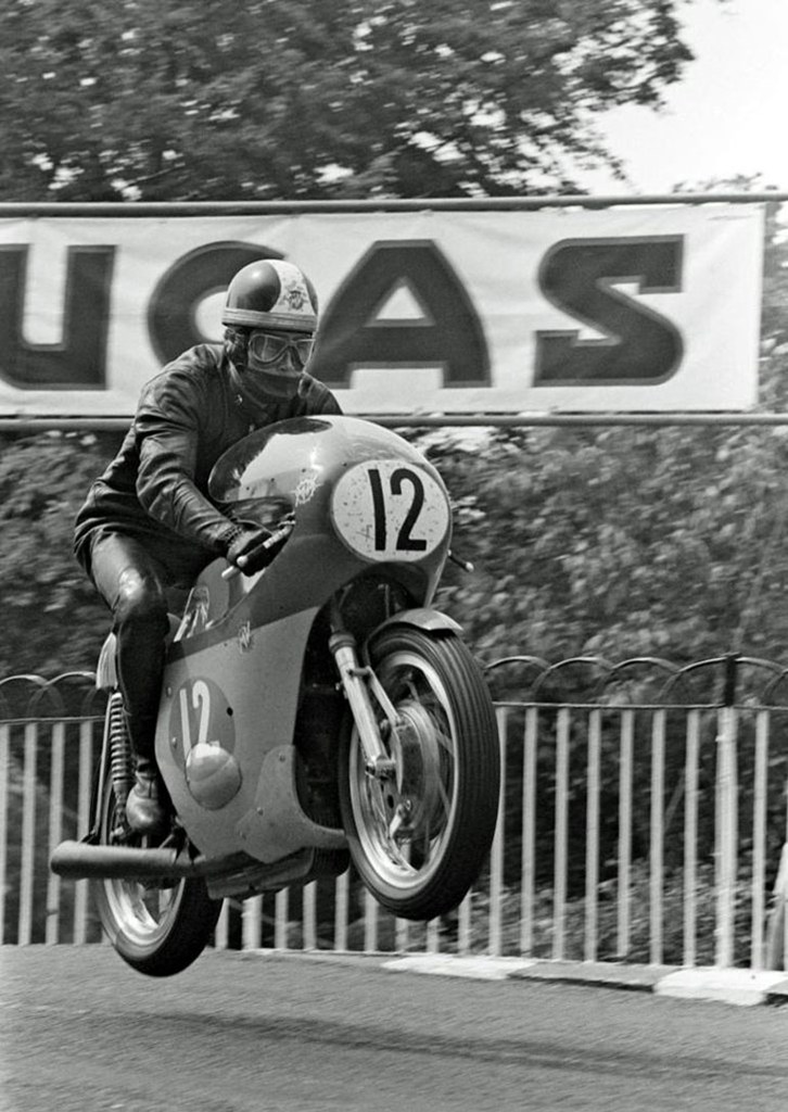 O Giacomo Agostini ίπταται κατά τη διάρκεια του πιο επικίνδυνου αγώνα μοτοσικλέτας, του Isle of Man 