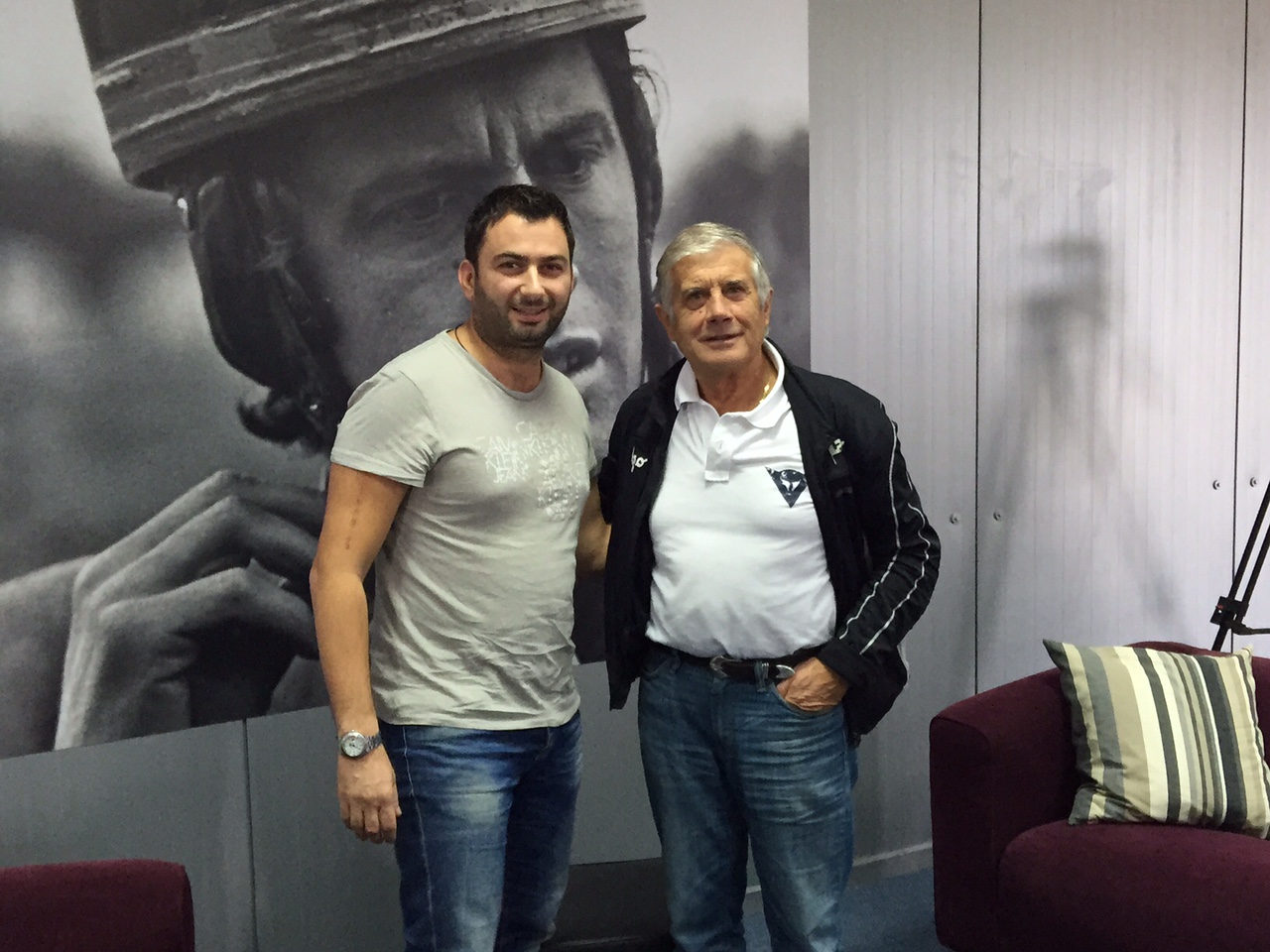 O Βασίλης Σαρημπαλίδης μαζί με τον Giacomo Agostini στο αυτοκινητoδρόμιο της πόλης των Μεγάρων...