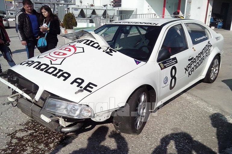 Πολύ μεγάλη η ζημιά και στην Skoda Octavia...