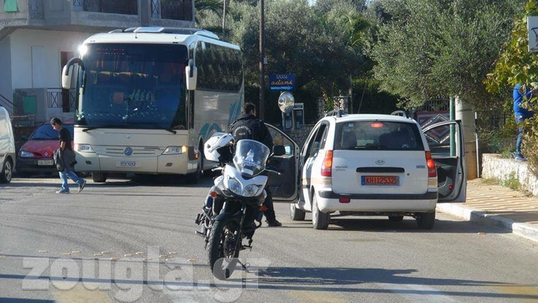 Aστυνομικοί κλείνουν τον δρόμο στο χωριό Τσουκαλάδες