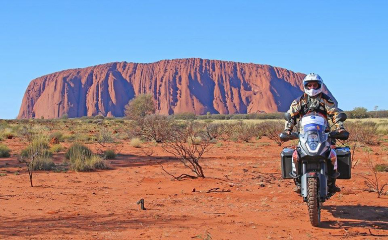 Ο Κώστας Μητσάκης με KTM 1050 Adventure κάπου στην... Αυστραλία