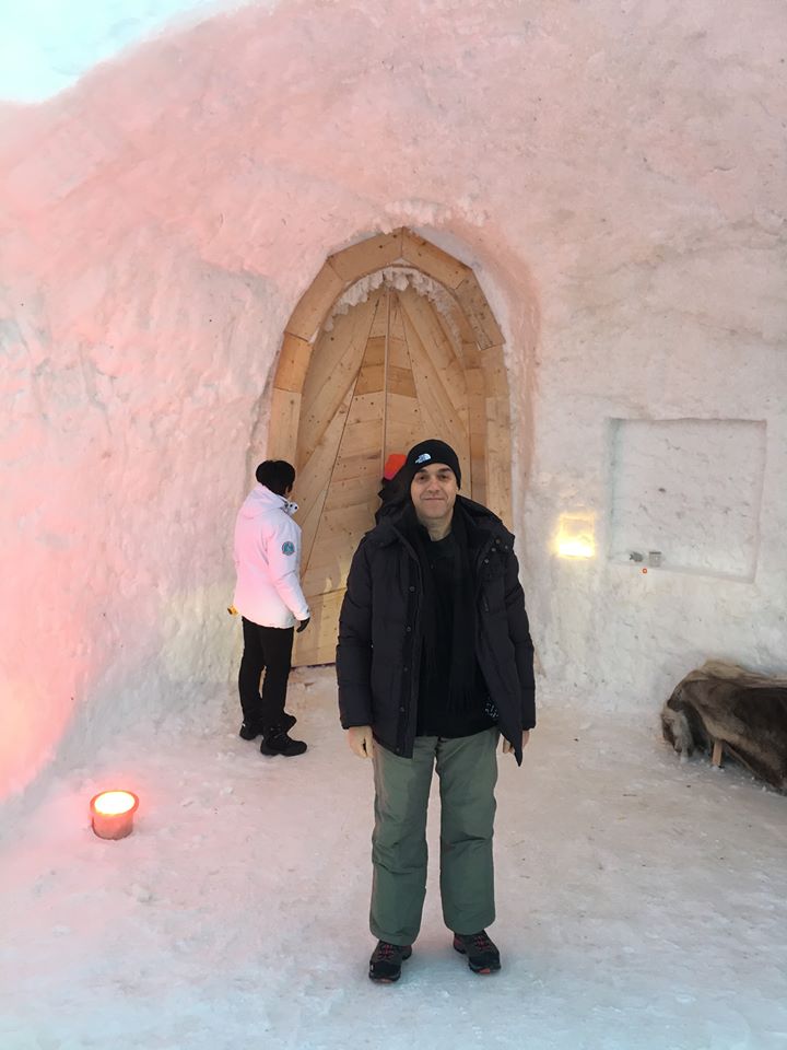 Ο Γιάννης Καλλίγερος στο ξενοδοχείο/igloo αποκλειστικά από πάγο όπου διαμένει...