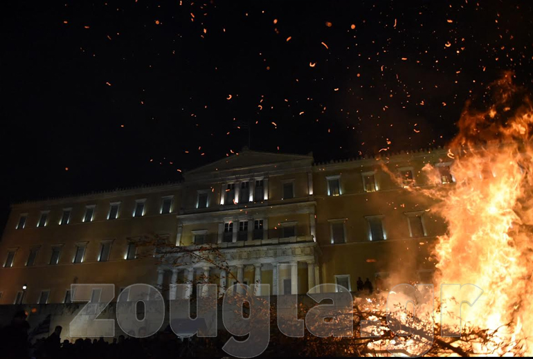 Αγρότες έβαλαν φωτιά σε κλαδιά έξω από τη Βουλή