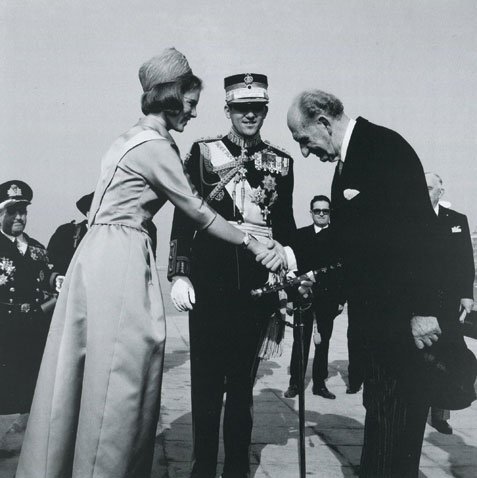 Άφιξη του (τότε) βασιλικού ζεύγους, Κωνσταντίνου και Άννα-Μαρίας στην Παλιά Παραλία. Υποδοχή από τον Γεώργιο Παπανδρέου, 1964