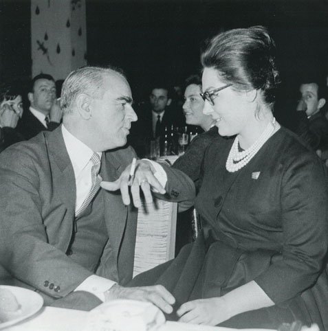 Kωνσταντίνος Καραμανλής, Νάνα Μούσχουρη. Γεύμα κατά τη διάρκεια της φοιτητικής εβδομάδας, Απρίλιος 1960
