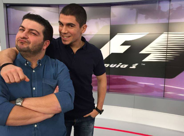 O παρουσιαστής της εκπομπής Formula 1 Πάνος Σειτανίδης (αριστερά) και ο σχολιαστής οδηγός αγώνων Σταμάτης Κατσίμης... 