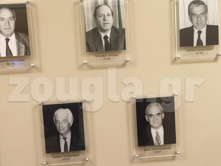 Οι φωτογραφίες των προγενέστερων υπουργών Άμυνας, μεταξύ αυτών και οι Τσοχατζόπουλος-Παπαντωνίου
