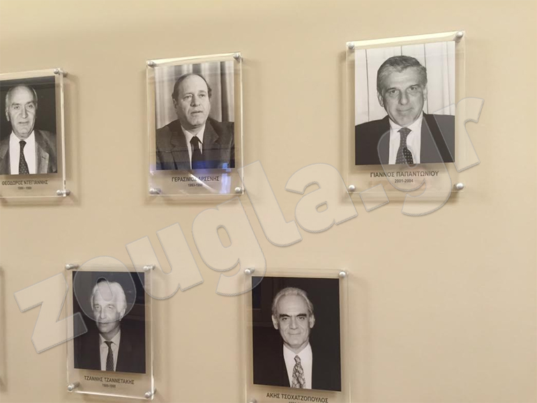 Mε αποφάσεις πρώην υπουργών κρεμάστηκαν στον... τοίχο οι φωτογραφίες του Άκη και του Γιάννου, όπως προβλέπει το... Πρωτόκολλο