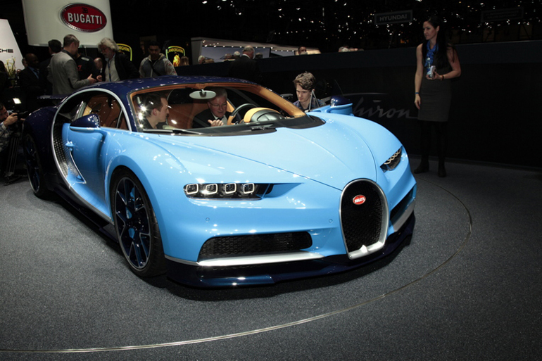 Η νέα Bugatti Chiron θα παραχθεί σε 500 μονάδες, εκ των οποίων οι 150 έχουν ήδη προπωληθεί παρά την τιμή των 2,4 εκατομμυρίων ευρώ. Τροφοδοτείται από τον W16 quad-turbo 8.0 λίτρων κινητήρα, απόδοσης 1.500 ίππων και 1.600 Nm ροπής. 0-100 σε 2.5 δευτερόλεπτα και τελική ταχύτητα 435 χλμ./ώρα!