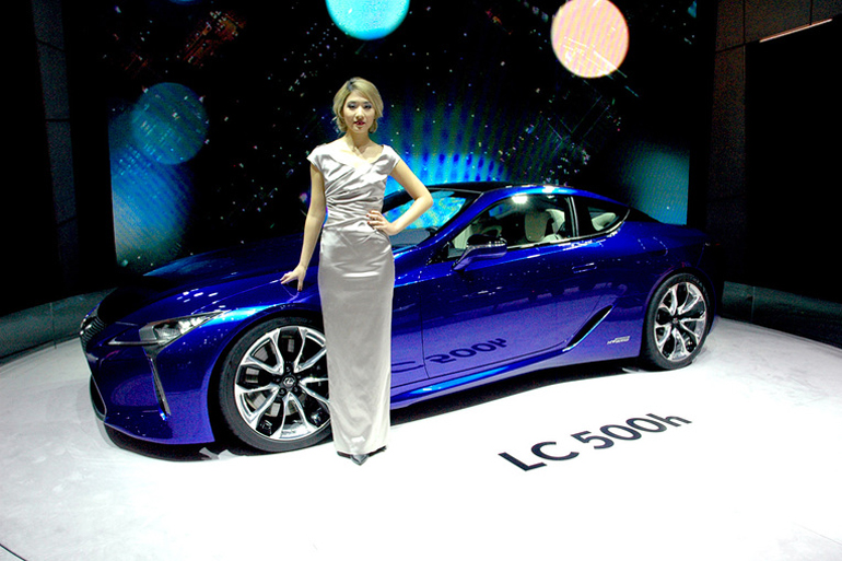 To Lexus LC 500H είναι ένα επιβλητικό σπορ μοντέλο που ετοιμάζεται να περάσει την γραμμή παραγωγής. Εφοδιάζεται με κινητήρα 5.0 λίτρων ο οποίος αποδίδει 473 ίππους και παράγει 527 Nm ροπής...