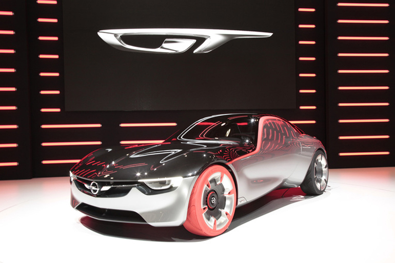 To Opel GT που δείχνει το μέλλον της σχεδίασης στα σπορ αυτοκίνητα εφοδιάζεται με κινητήρα 999 κ.εκ. με απόδοση 145 ίππους...