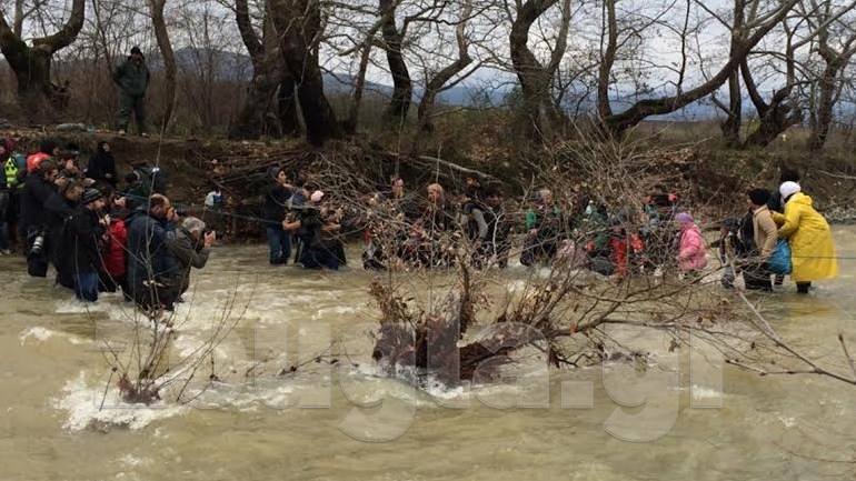 Αν και γνώριζαν ότι ήταν παράνομη η διέλευση στην ΠΓΔΜ, φορτώθηκαν όλα τα υπάρχοντά τους και προσπάθησαν να φτάσουν στον προορισμό τους