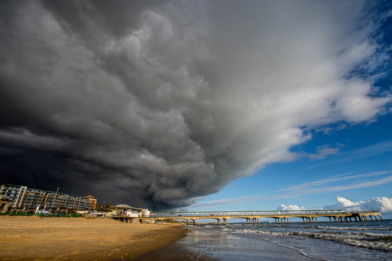 Μία δραματική αλλαγή του καιρού στο Bournemouth beach του Ντόρσετ της Βρετανίας