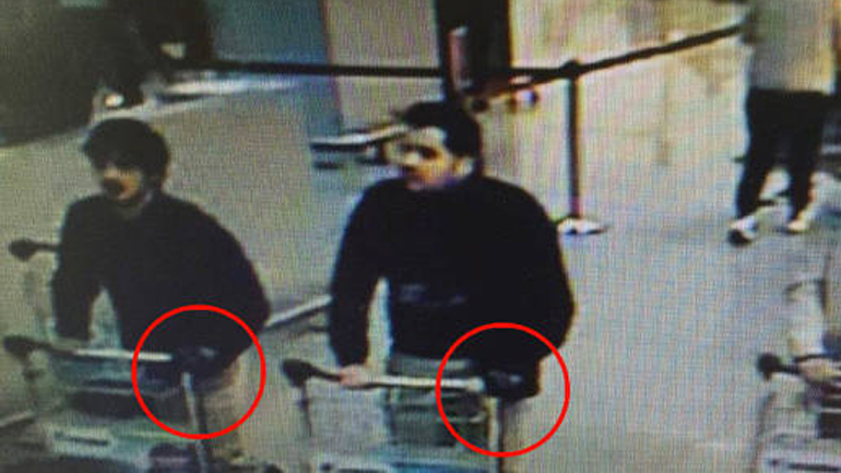 Η βελγική εφημερίδα DH δημοσίευσε μια φωτογραφία που απεικονίζει τους δύο βασικούς υπόπτους στο αεροδρόμιο των Βρυξελλών