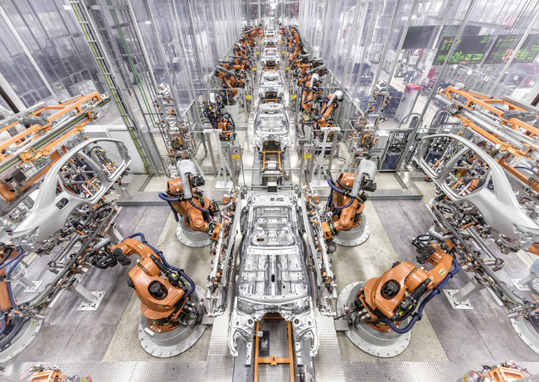 Στην 3η βιομηχανική επανάσταση τα ρομπότ παίζουν καθοριστικό παράγοντα. Πλέον ετοιμαζόμαστε για την 4η στην οποία θα υπάρχει συνεργασία ανθρώπου με ρομπότ! Σύμφωνα με την Audi θα δούμε ολοκληρωμένη γραμμή παραγωγής το 2020... 