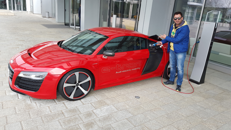 Το πρωτότυπο ηλεκτρικό Audi R8 e-tron βρίσκεται σε στάδιο δοκιμών. Το... συναντήσαμε στο αρχηγείο της Audi να φορτίζει!