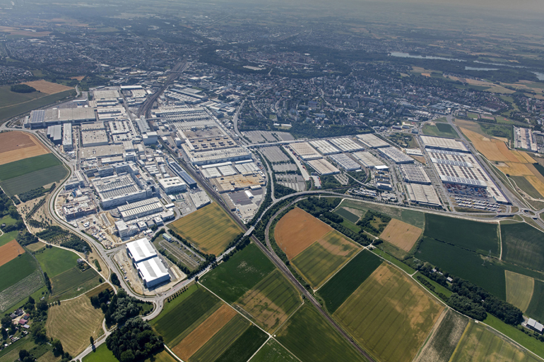 Ο χώρος των... εκατομμυρίων τετραγωνικών που καλύπτουν οι εγκαταστάσεις της Audi θυμίζει ξεχωριστή πόλη. Να σημειώσουμε πως σε αυτή εργάζονται 44.000+ άνθρωποι όταν στο Ίγκολσταντ υπάρχουν 130.000 μόνιμοι κάτοικοι! 