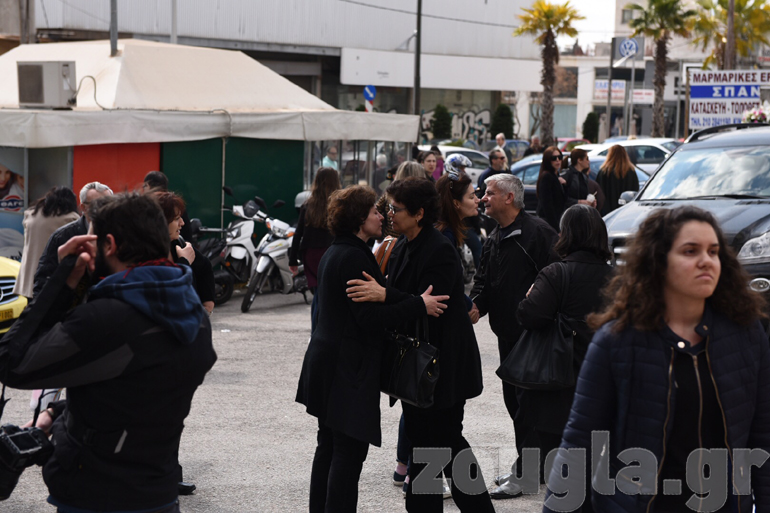 Θαυμαστές του τραγουδιστή προσέρχονται στο Κοιμητήριο Μεταμόρφωσης