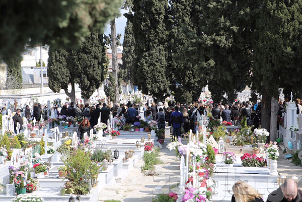 Πλήθος κόσμου αφήνει λουλούδια και σημειώματα αγάπης στο μνήμα του τραγουδιστή